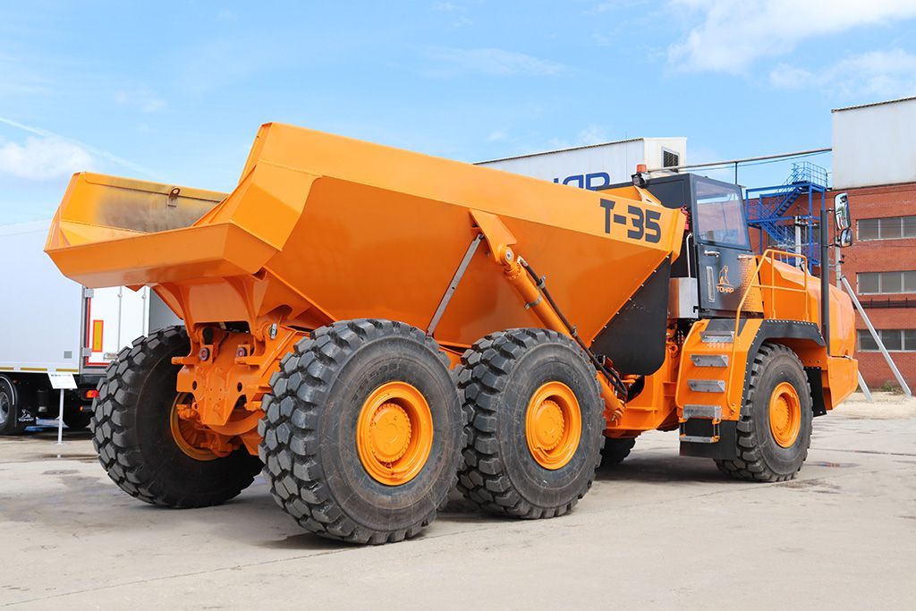 Шарнирно-сочлененный самосвал Т-35, вид сбоку