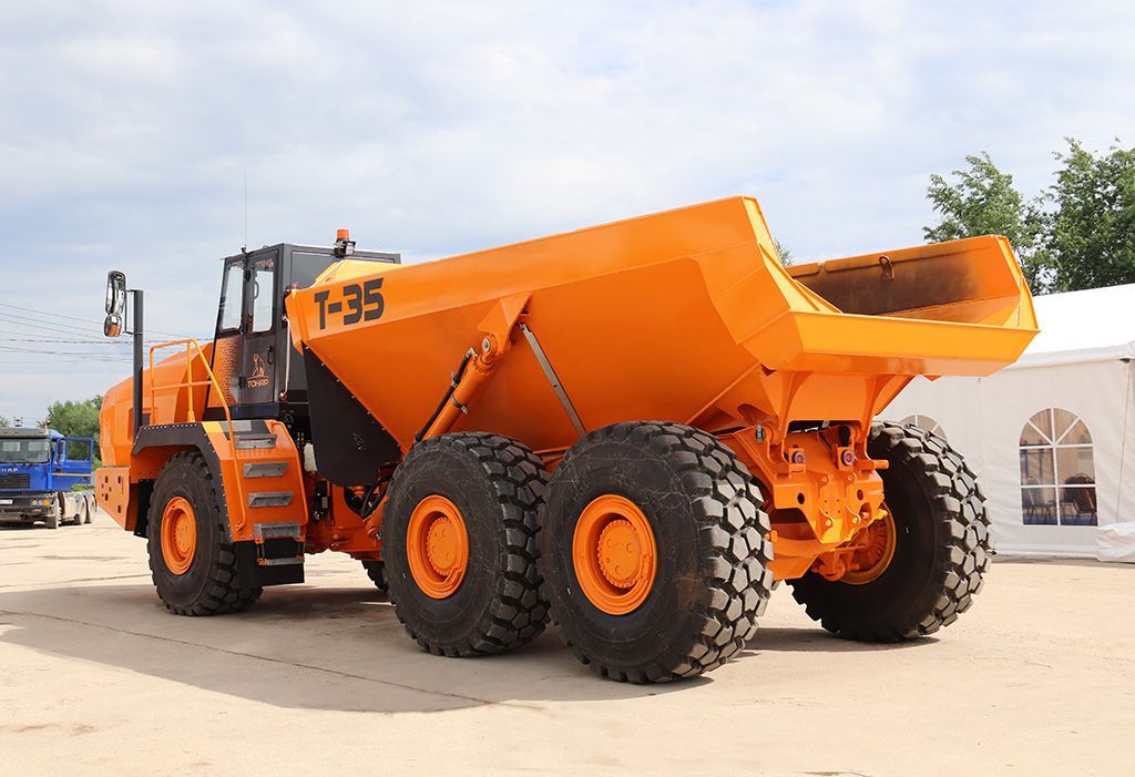 Шарнирно-сочлененный самосвал Т-35, вид сбоку